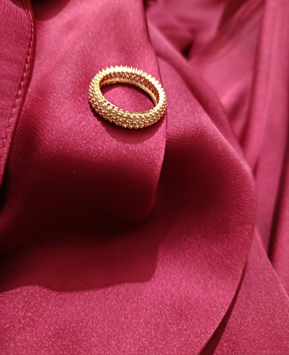 Elegant and Modern Spiral Zirconia Band
